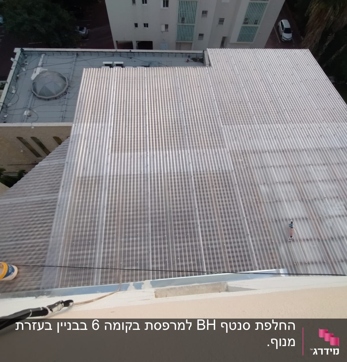 גג פלסטיק שקוף עם דלי צבע ואדם עובד